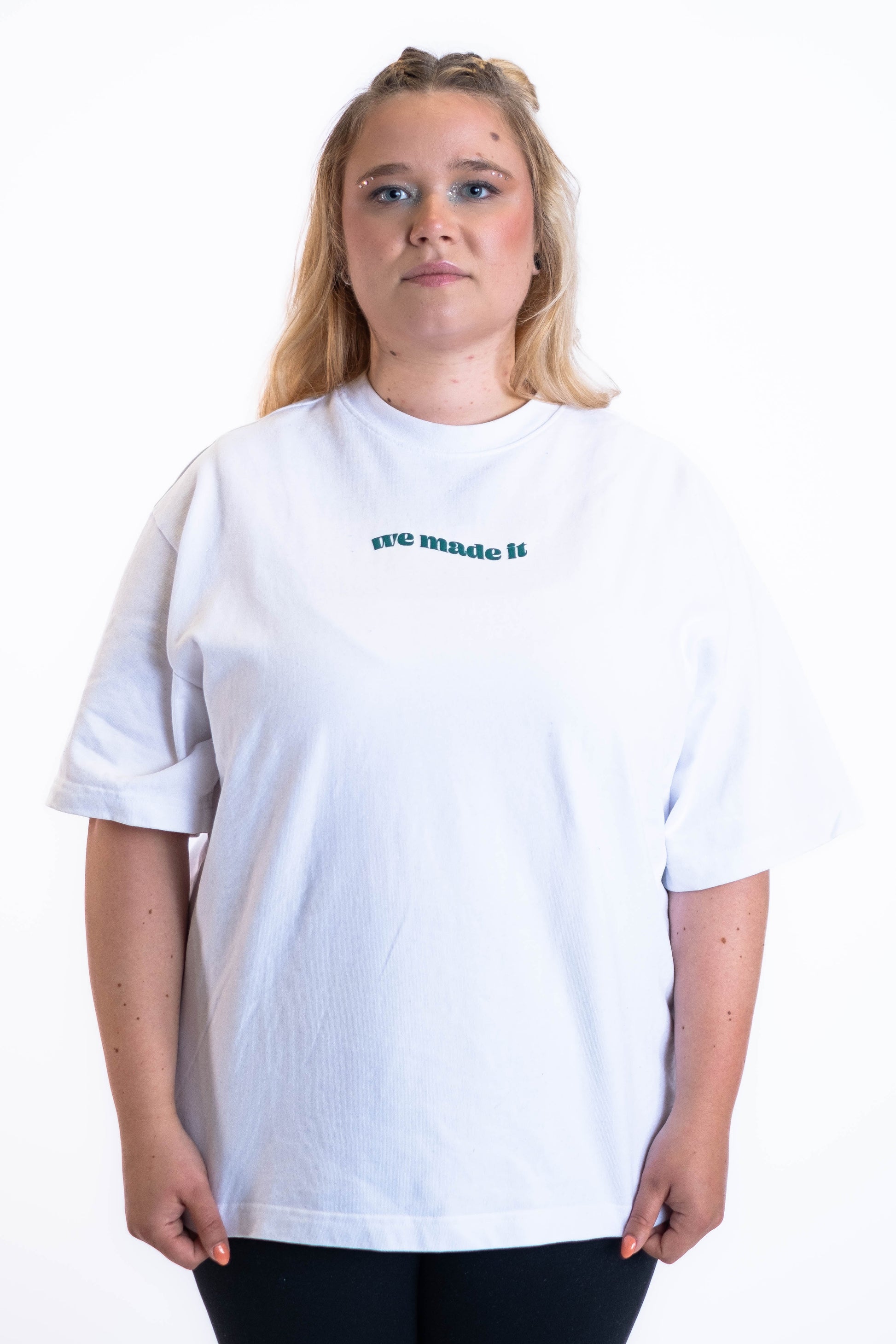 Oversized Tee „Finally Free“ - Weiß-2