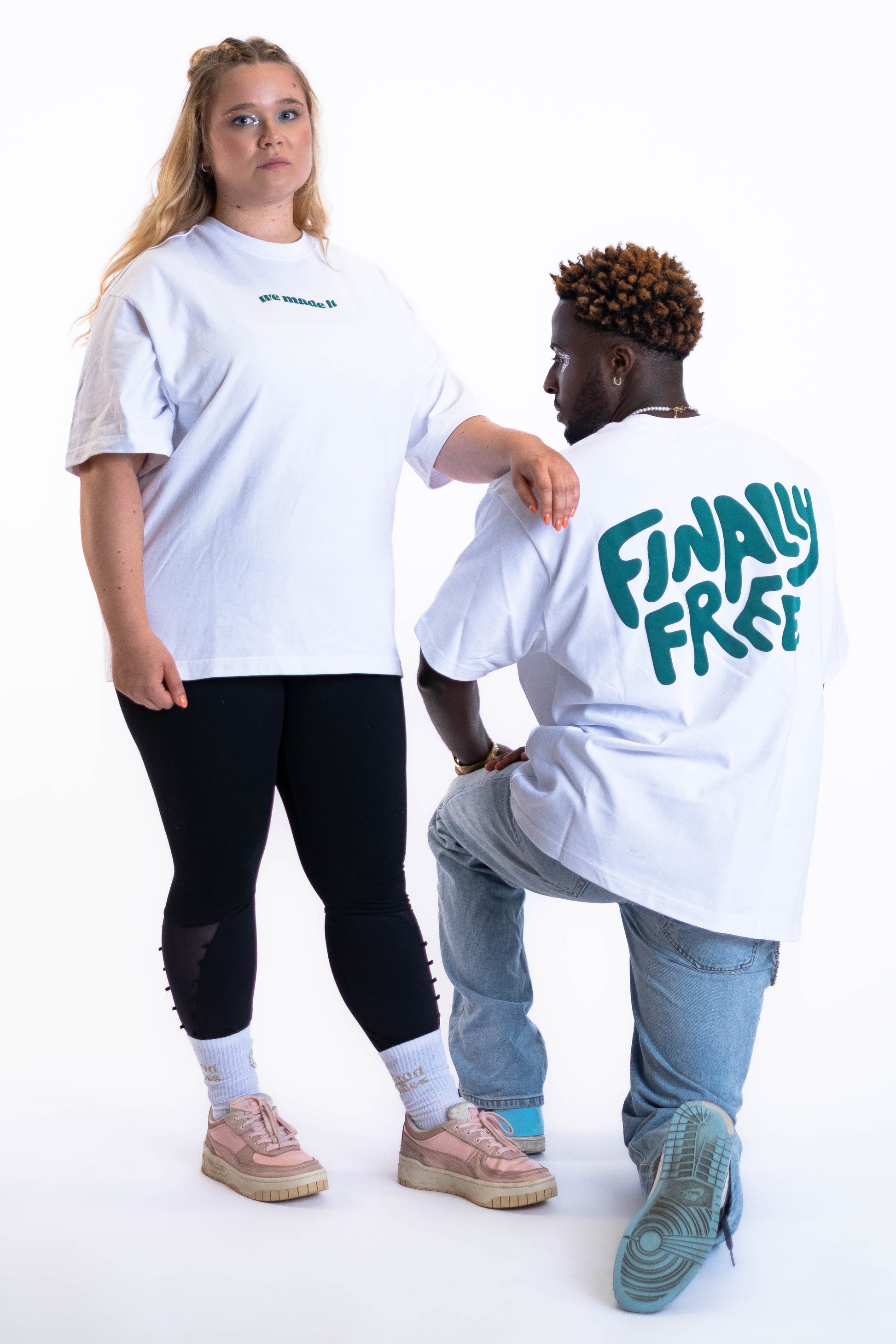 Oversized Tee „Finally Free“ - Weiß-3