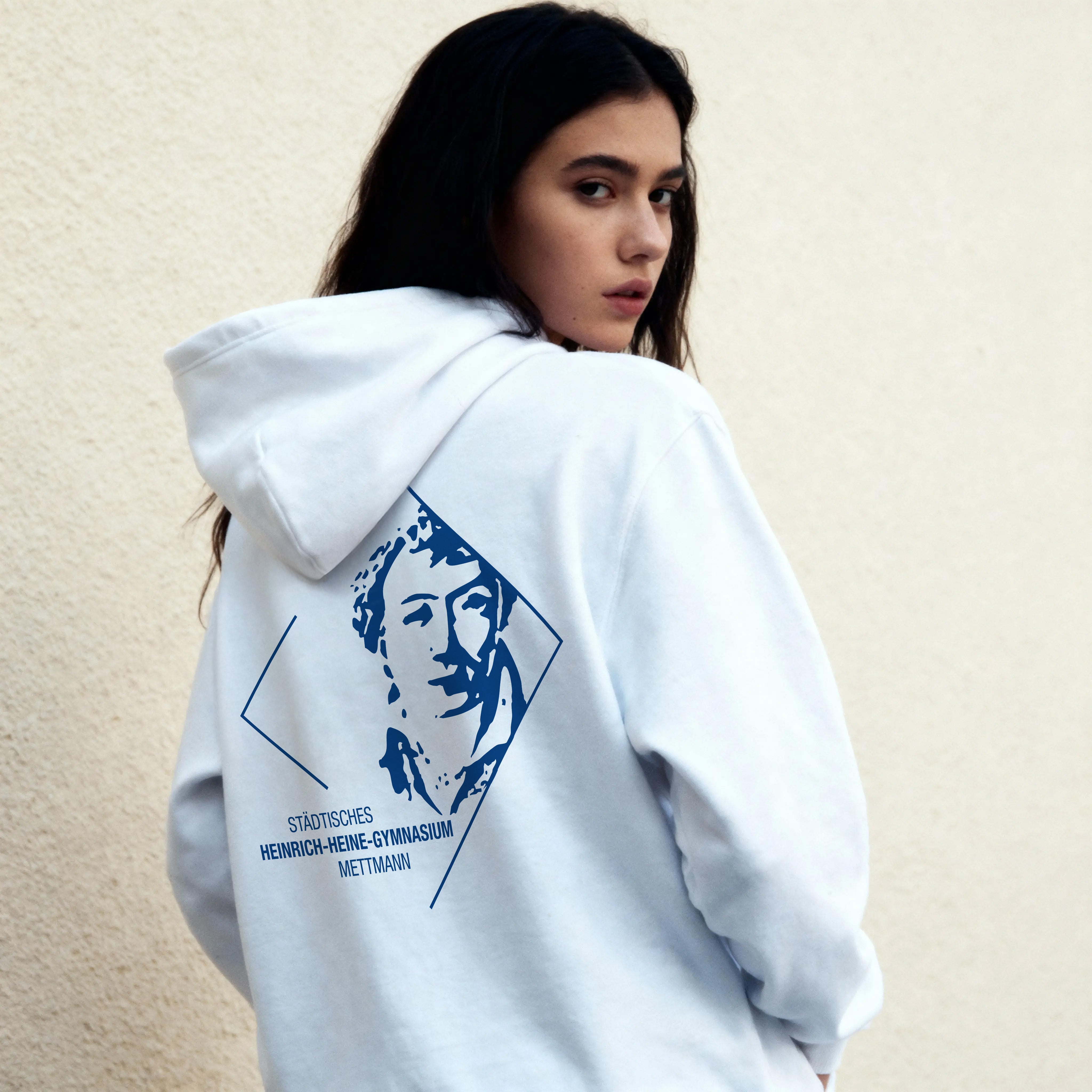 Premium Unisex Hoodie mit großem Rückenlogo (Heinrich-Heine-Mettmann)